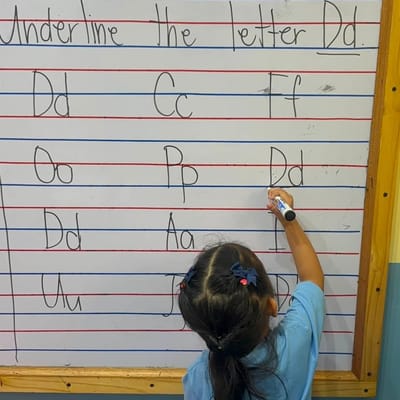 Underlining the letter Dd on the big board